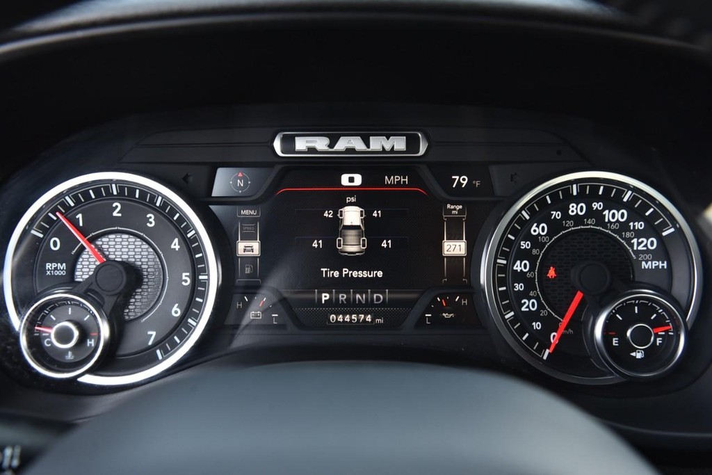 Ram 1500 Vehicle Full-screen Gallery Image 13