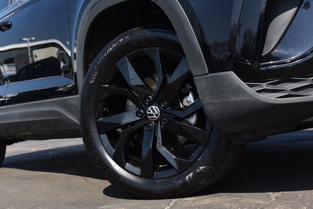 Volkswagen Taos Vehicle Full-screen Gallery Image 3