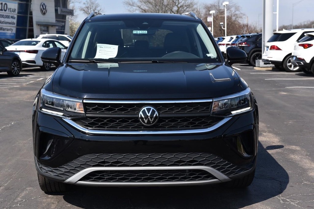 Volkswagen Taos Vehicle Full-screen Gallery Image 4