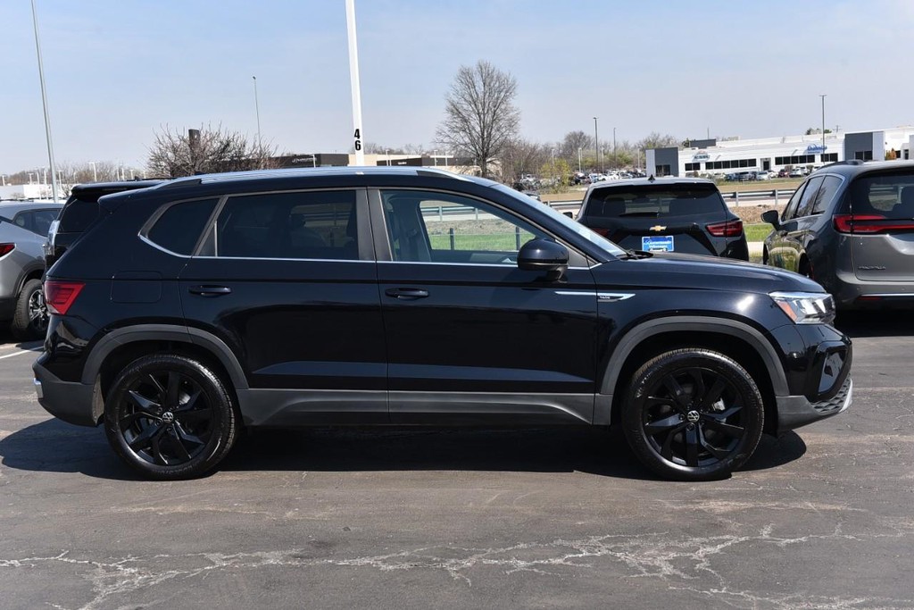 Volkswagen Taos Vehicle Full-screen Gallery Image 5