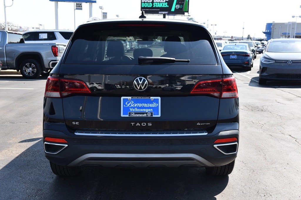 Volkswagen Taos Vehicle Full-screen Gallery Image 6