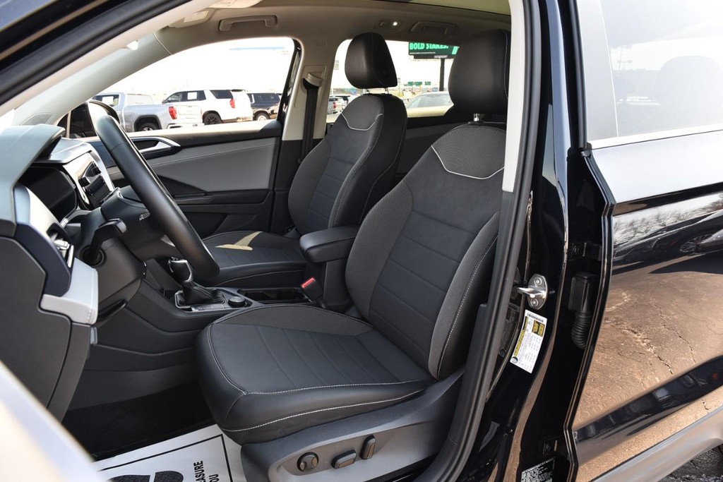 Volkswagen Taos Vehicle Full-screen Gallery Image 20