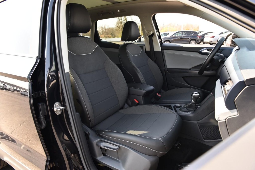 Volkswagen Taos Vehicle Full-screen Gallery Image 21