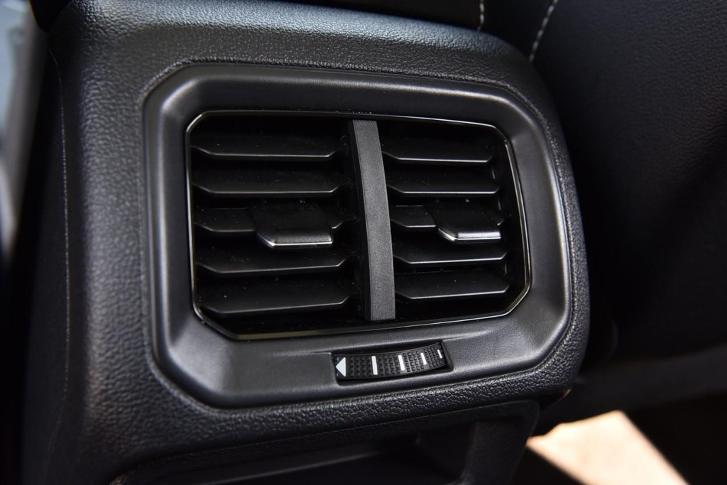 Volkswagen Taos Vehicle Full-screen Gallery Image 24