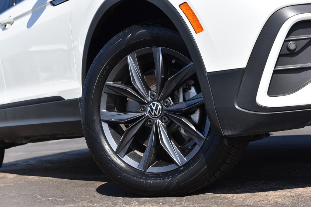 Volkswagen Tiguan Vehicle Full-screen Gallery Image 3