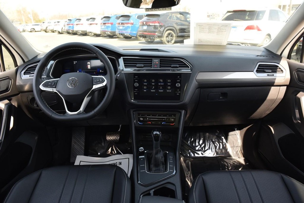 Volkswagen Tiguan Vehicle Full-screen Gallery Image 7