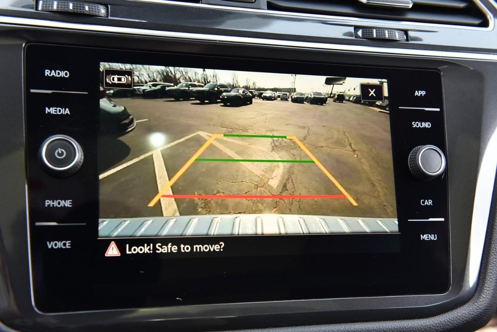 Volkswagen Tiguan Vehicle Full-screen Gallery Image 12