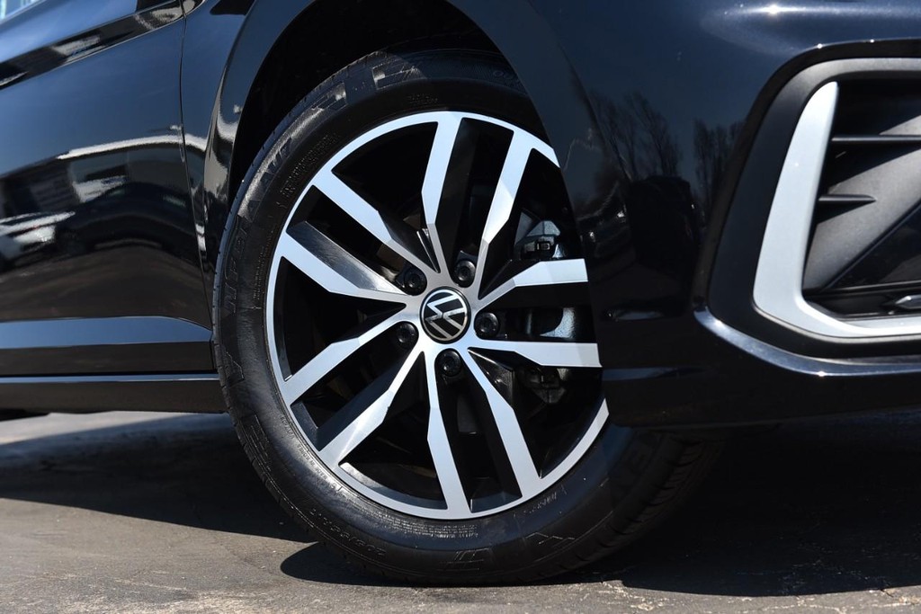 Volkswagen Jetta Vehicle Full-screen Gallery Image 3