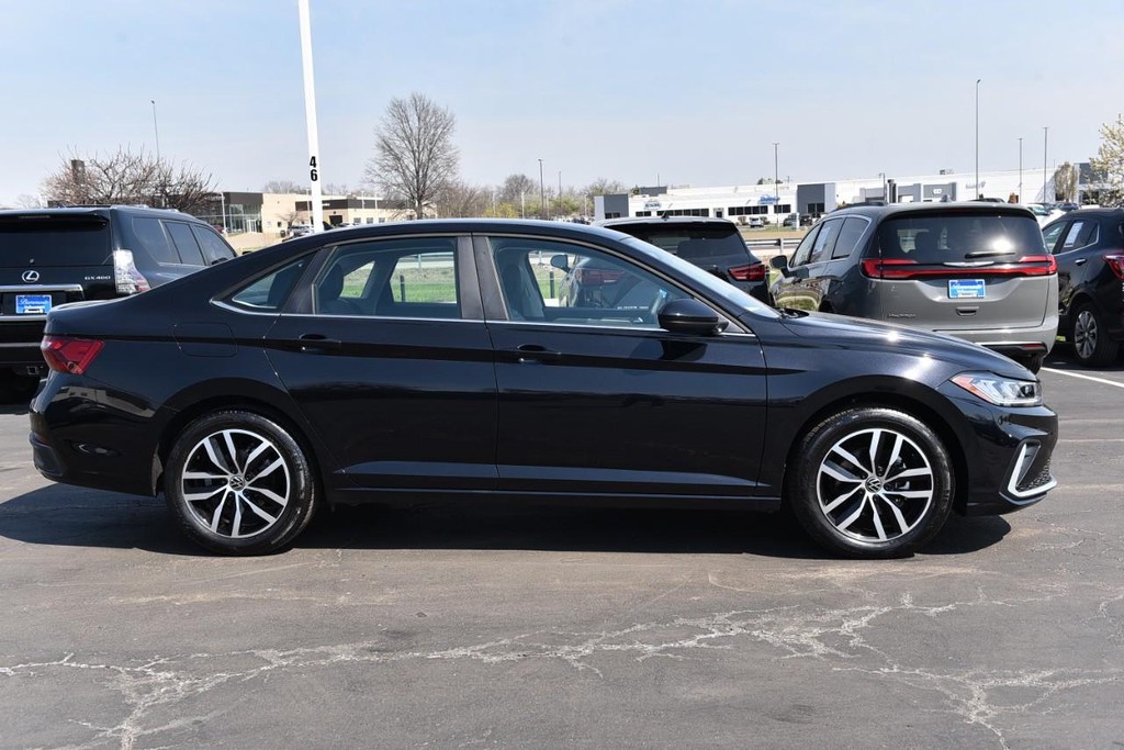 Volkswagen Jetta Vehicle Full-screen Gallery Image 5