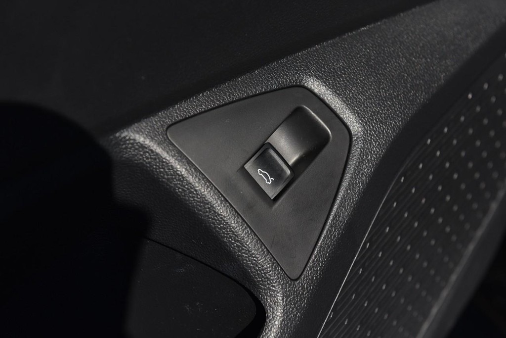 Volkswagen Jetta Vehicle Full-screen Gallery Image 9