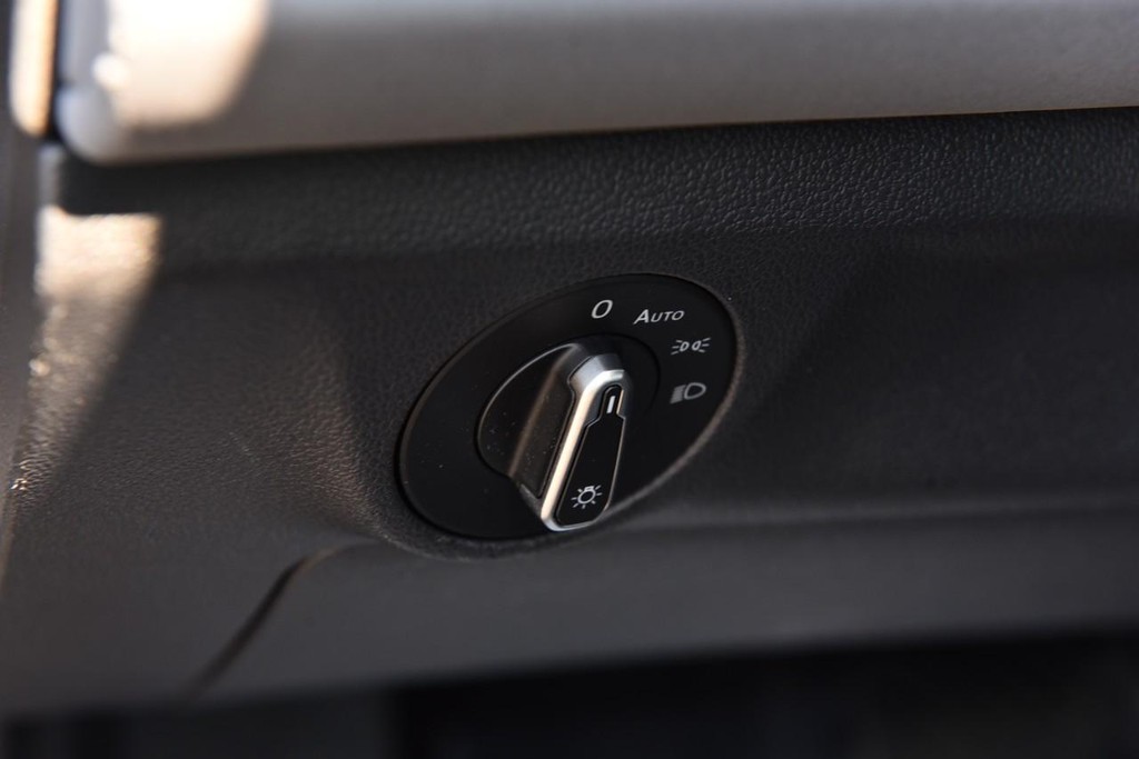 Volkswagen Jetta Vehicle Full-screen Gallery Image 11