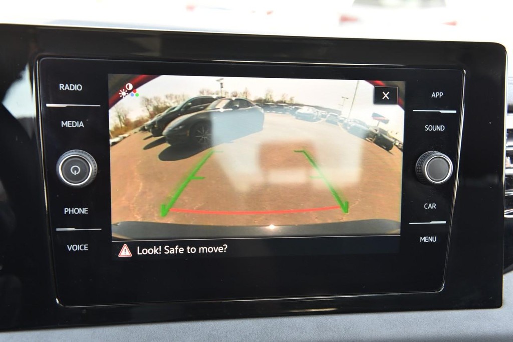 Volkswagen Jetta Vehicle Full-screen Gallery Image 13