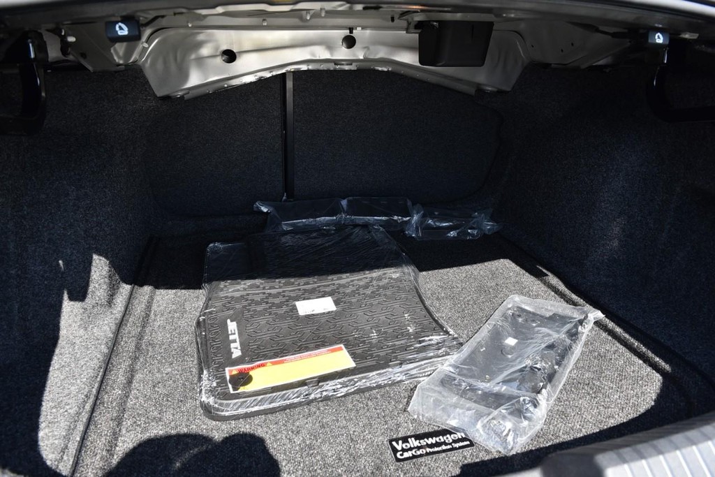 Volkswagen Jetta Vehicle Full-screen Gallery Image 24