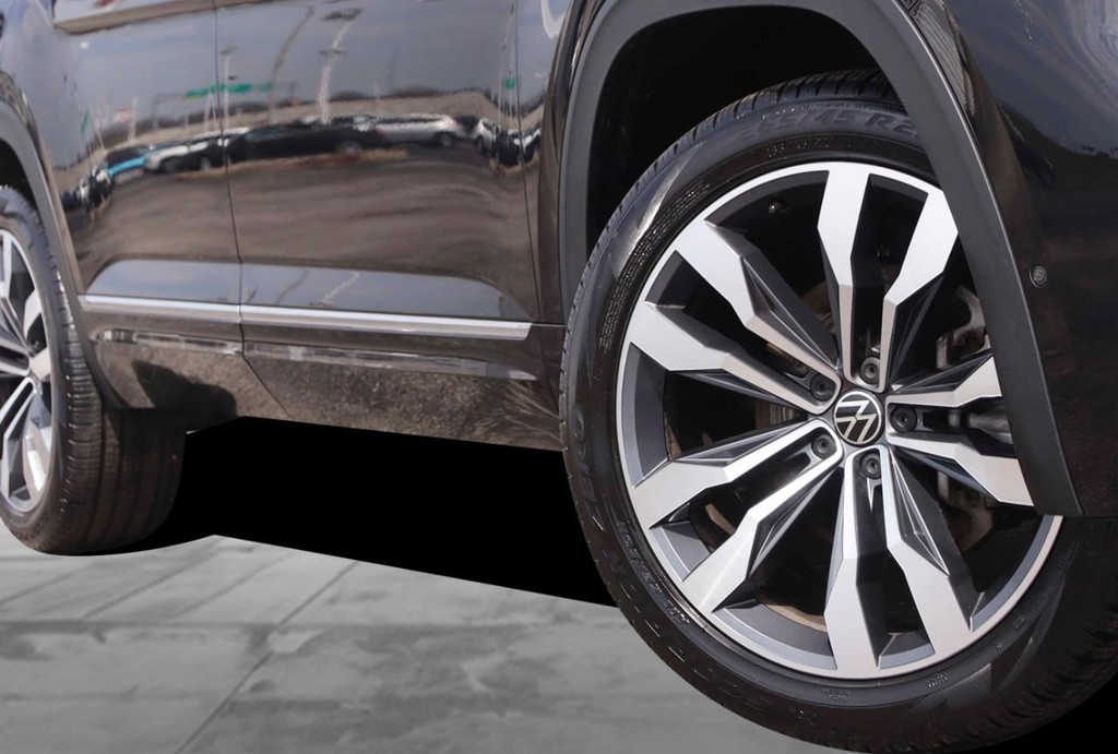 Volkswagen Atlas Cross Sport Vehicle Full-screen Gallery Image 3