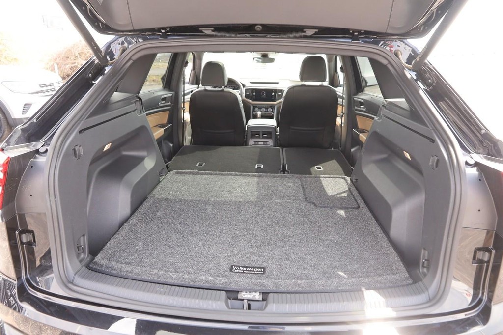 Volkswagen Atlas Cross Sport Vehicle Full-screen Gallery Image 7