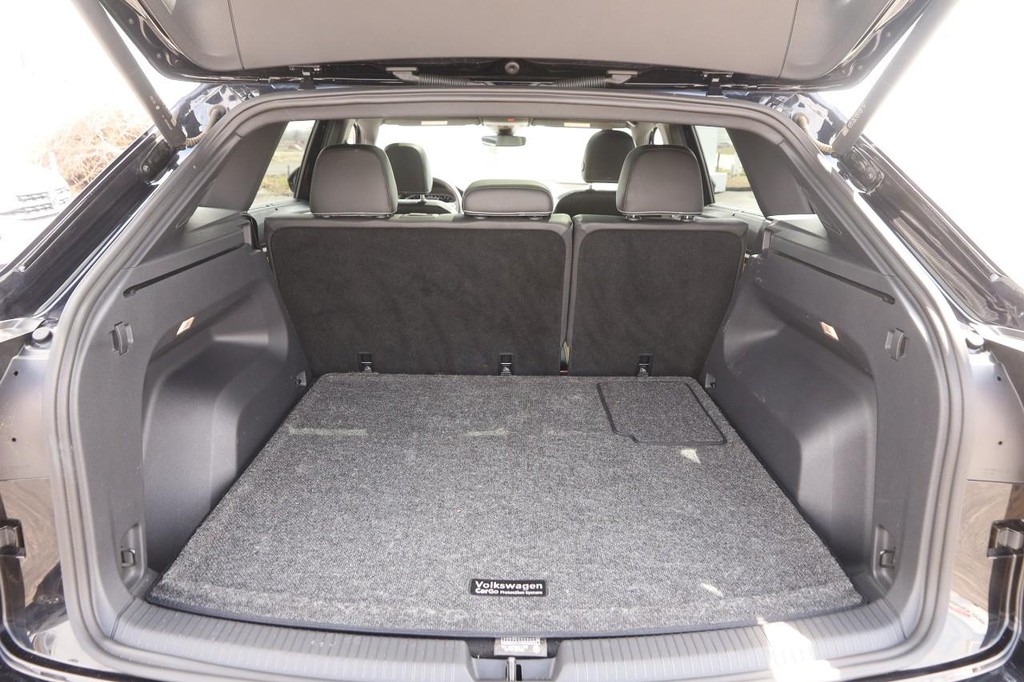 Volkswagen Atlas Cross Sport Vehicle Full-screen Gallery Image 8