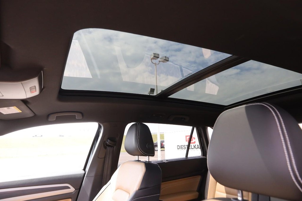 Volkswagen Atlas Cross Sport Vehicle Full-screen Gallery Image 10