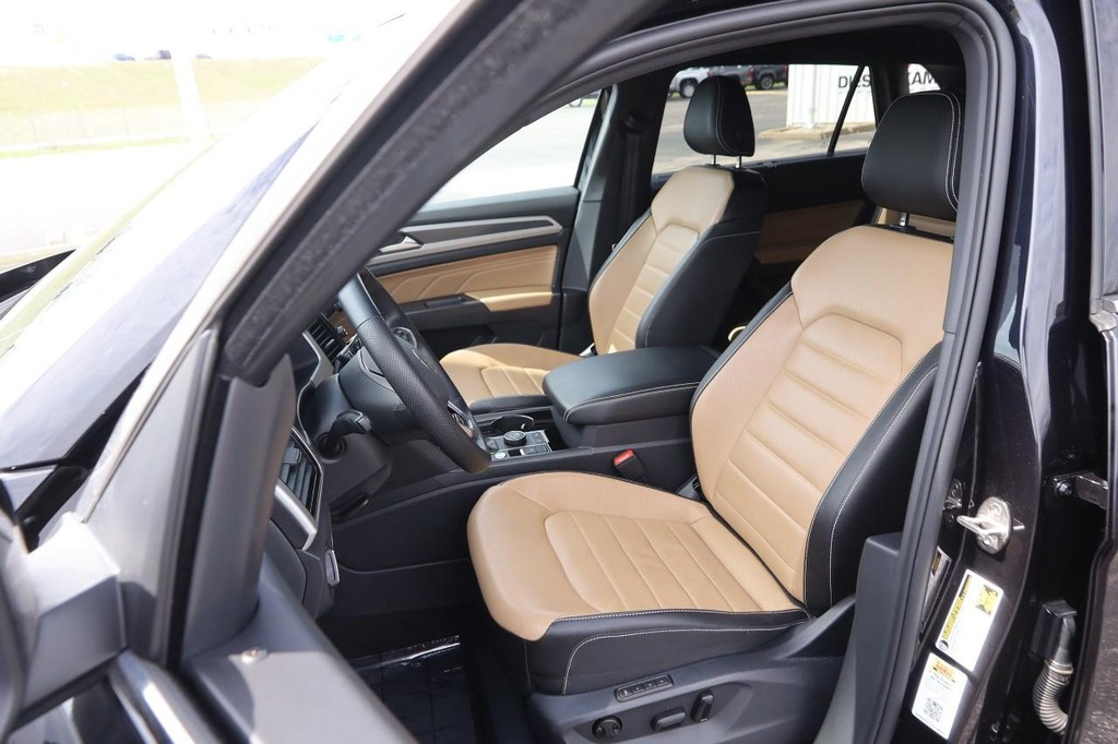 Volkswagen Atlas Cross Sport Vehicle Full-screen Gallery Image 11