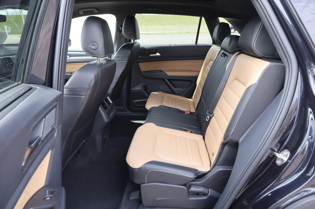 Volkswagen Atlas Cross Sport Vehicle Full-screen Gallery Image 12