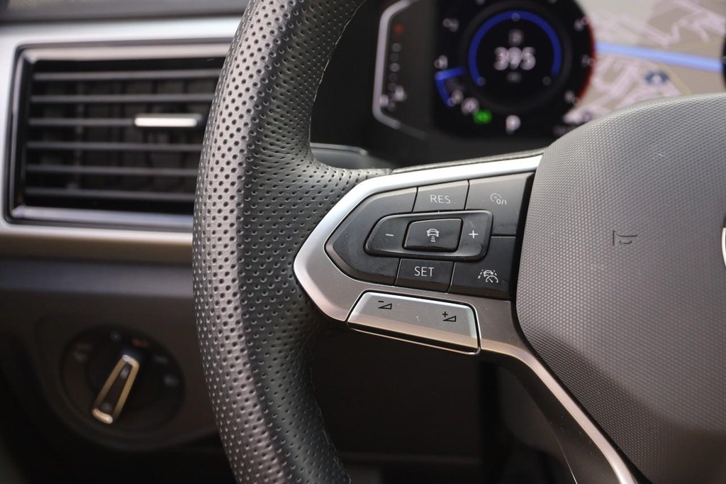 Volkswagen Atlas Cross Sport Vehicle Full-screen Gallery Image 14