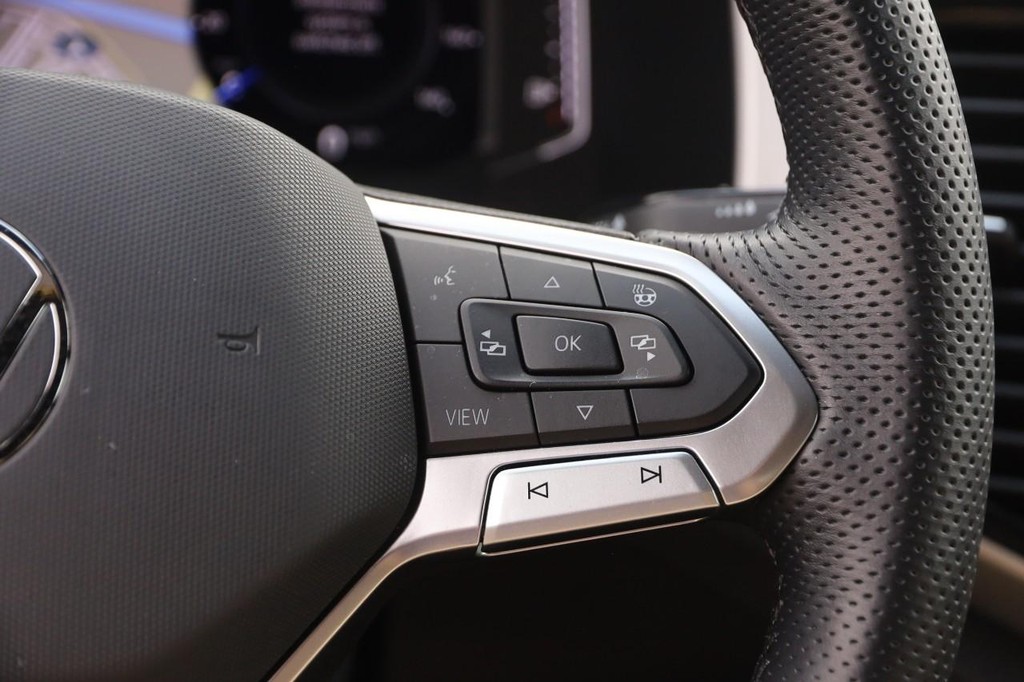 Volkswagen Atlas Cross Sport Vehicle Full-screen Gallery Image 15