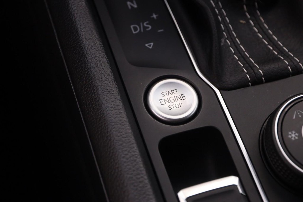Volkswagen Atlas Cross Sport Vehicle Full-screen Gallery Image 17
