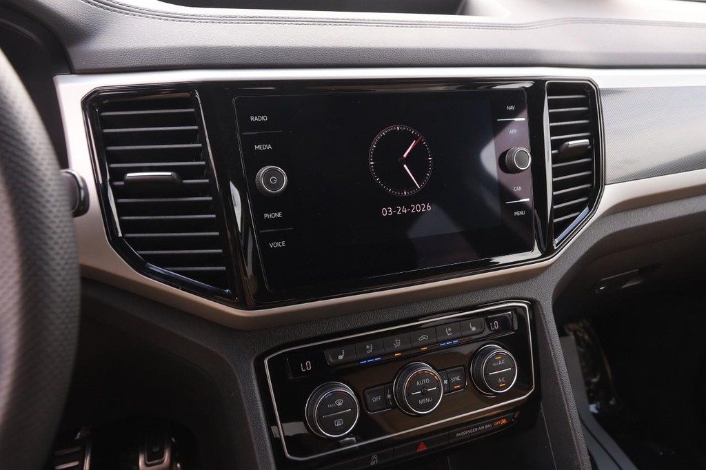 Volkswagen Atlas Cross Sport Vehicle Full-screen Gallery Image 18