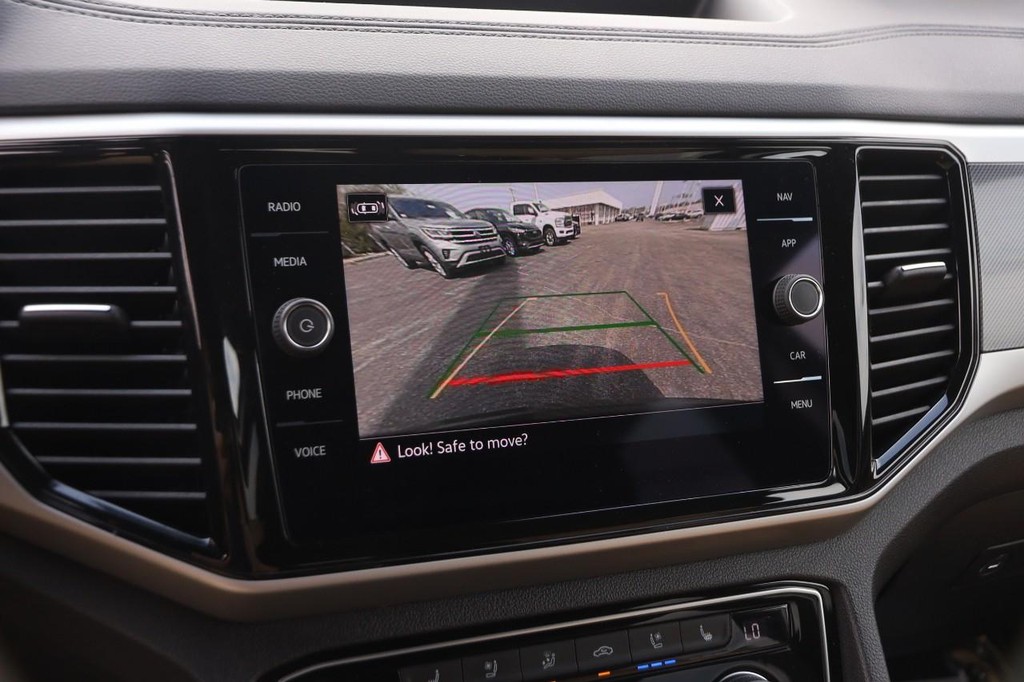Volkswagen Atlas Cross Sport Vehicle Full-screen Gallery Image 19