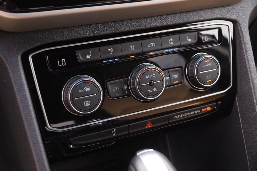 Volkswagen Atlas Cross Sport Vehicle Full-screen Gallery Image 20