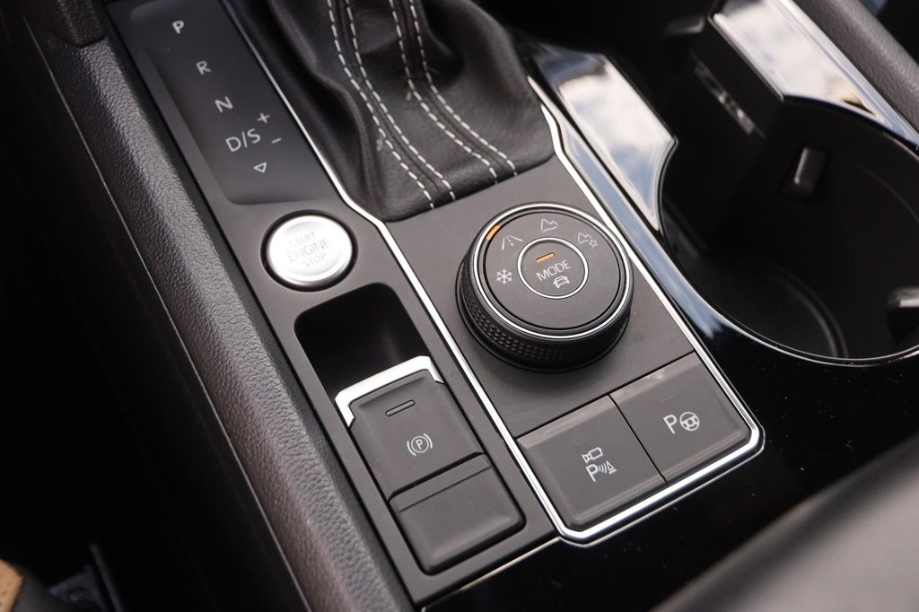 Volkswagen Atlas Cross Sport Vehicle Full-screen Gallery Image 21
