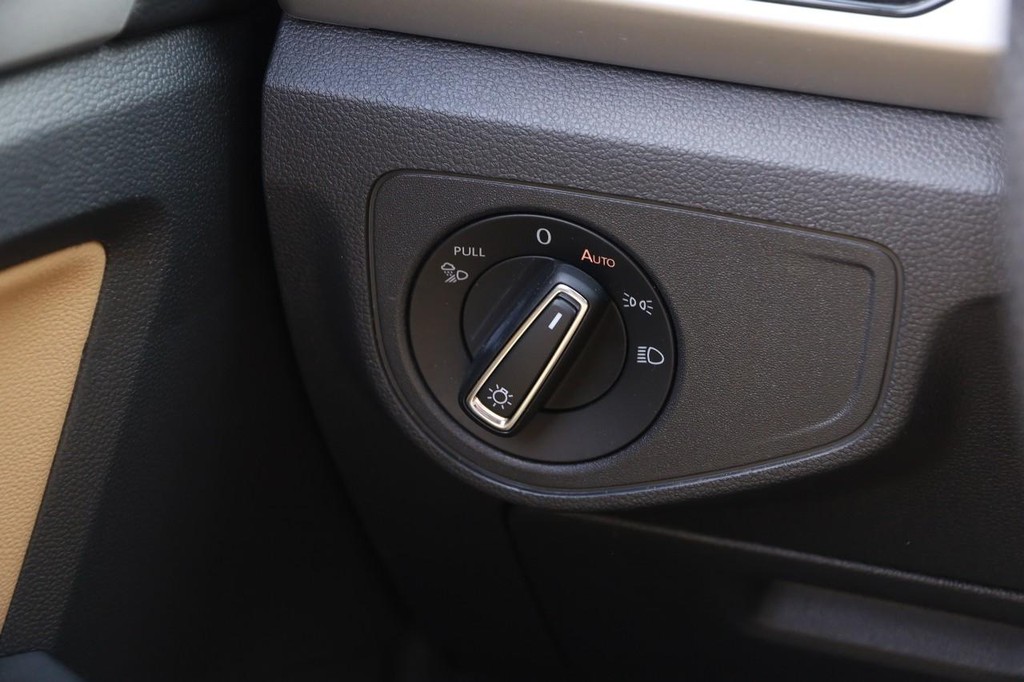 Volkswagen Atlas Cross Sport Vehicle Full-screen Gallery Image 23