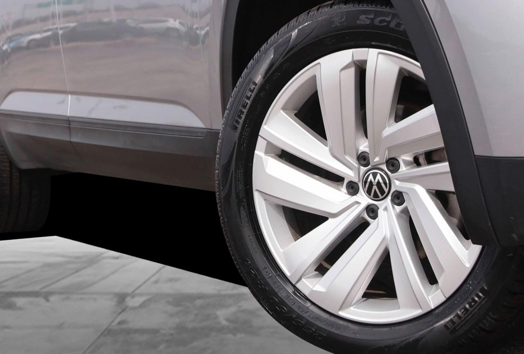 Volkswagen Atlas Cross Sport Vehicle Full-screen Gallery Image 3