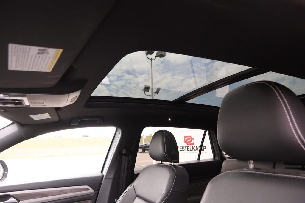 Volkswagen Atlas Cross Sport Vehicle Full-screen Gallery Image 9