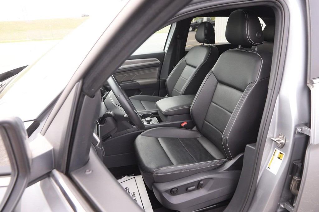 Volkswagen Atlas Cross Sport Vehicle Full-screen Gallery Image 10