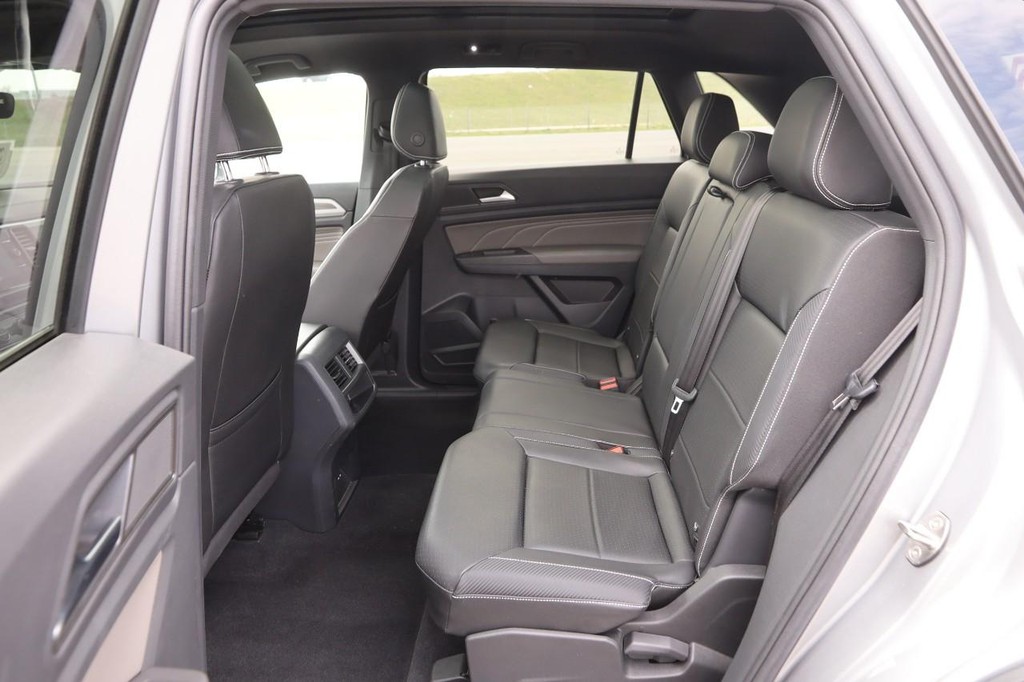 Volkswagen Atlas Cross Sport Vehicle Full-screen Gallery Image 11