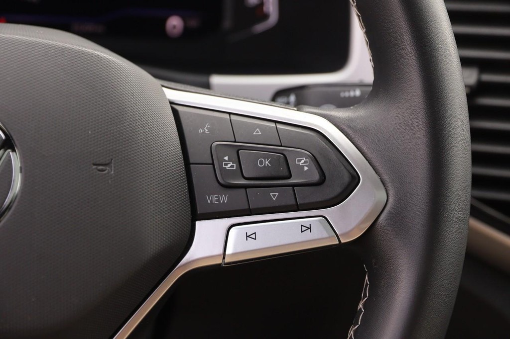 Volkswagen Atlas Cross Sport Vehicle Full-screen Gallery Image 14