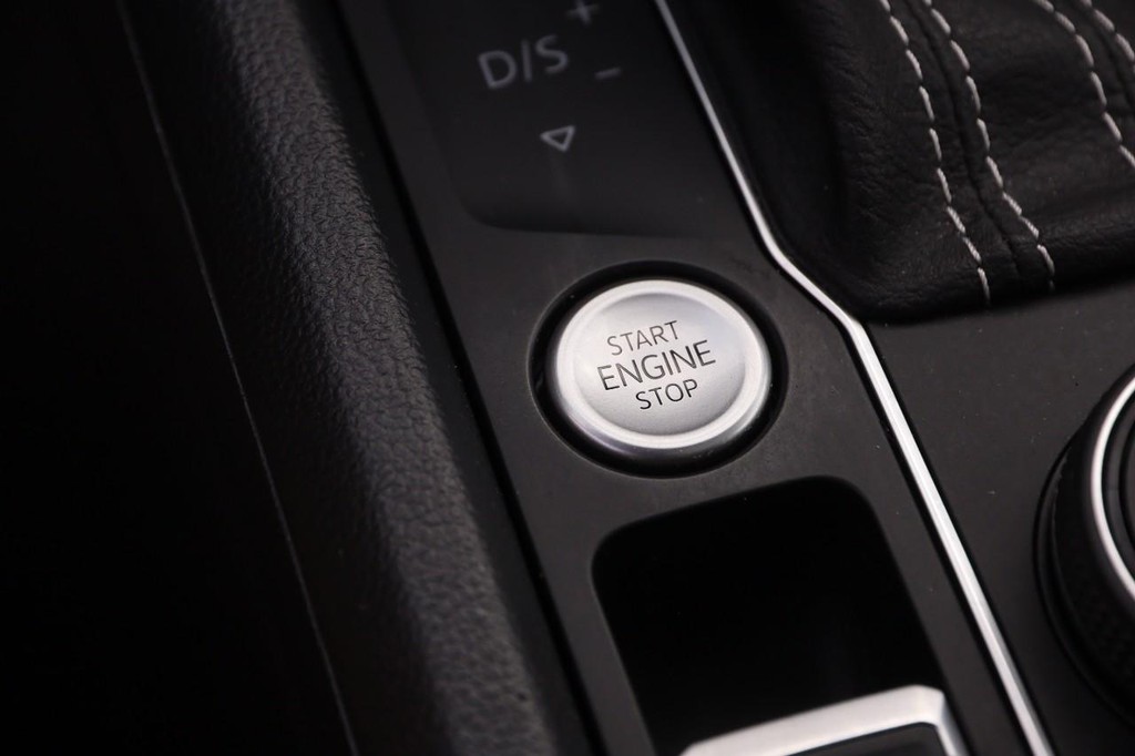 Volkswagen Atlas Cross Sport Vehicle Full-screen Gallery Image 16