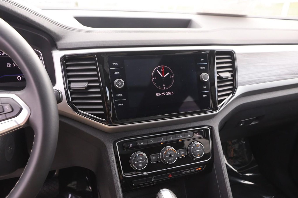 Volkswagen Atlas Cross Sport Vehicle Full-screen Gallery Image 17