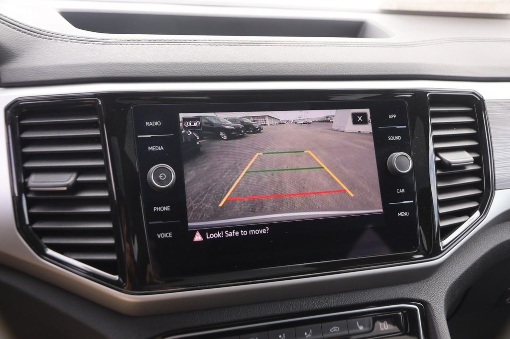 Volkswagen Atlas Cross Sport Vehicle Full-screen Gallery Image 18