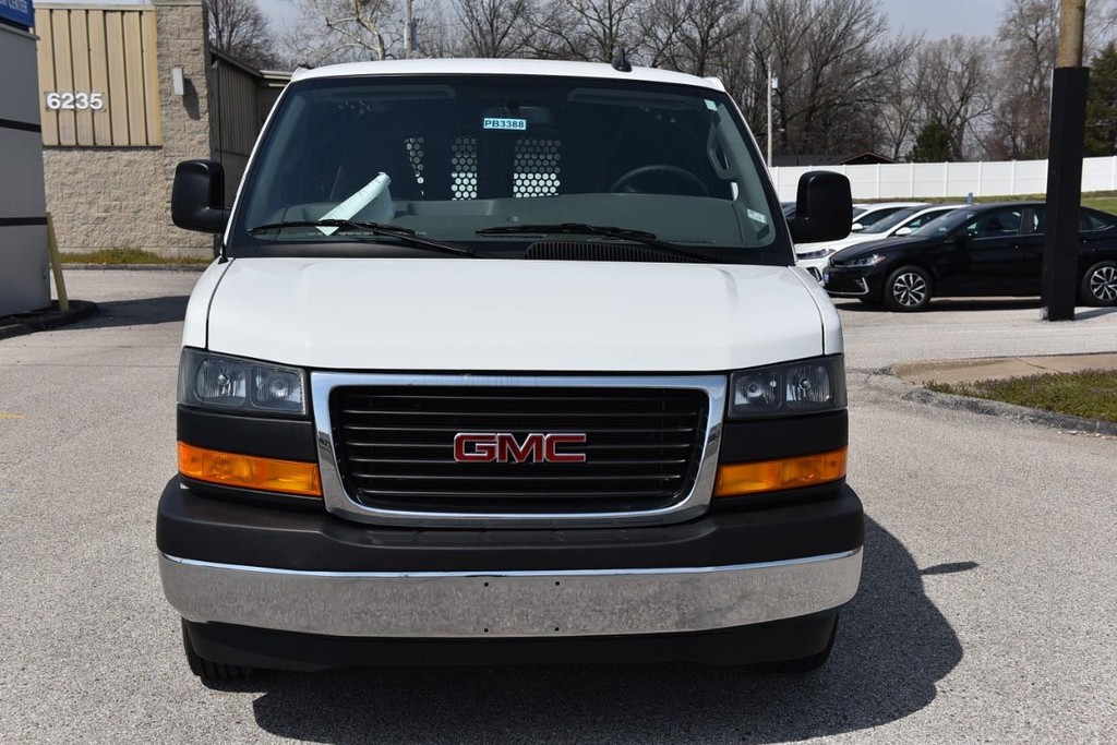 GMC Savana Cargo Van Vehicle Full-screen Gallery Image 4