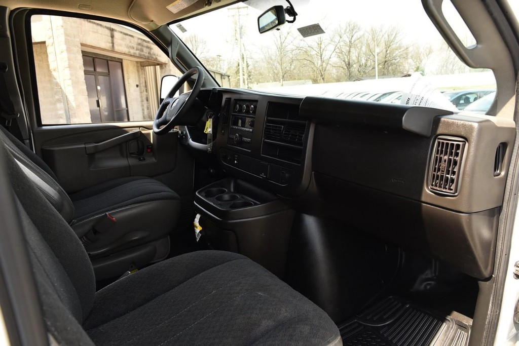 GMC Savana Cargo Van Vehicle Full-screen Gallery Image 8