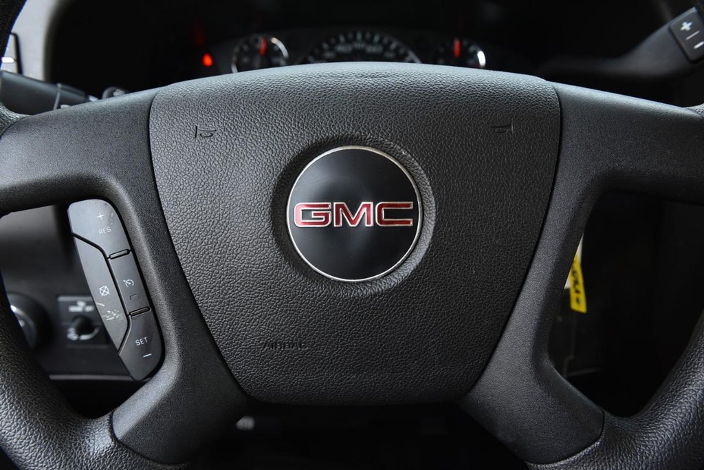 GMC Savana Cargo Van Vehicle Full-screen Gallery Image 14