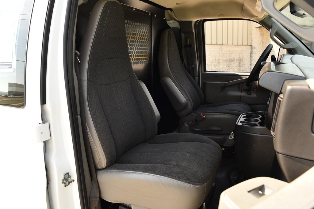 GMC Savana Cargo Van Vehicle Full-screen Gallery Image 16
