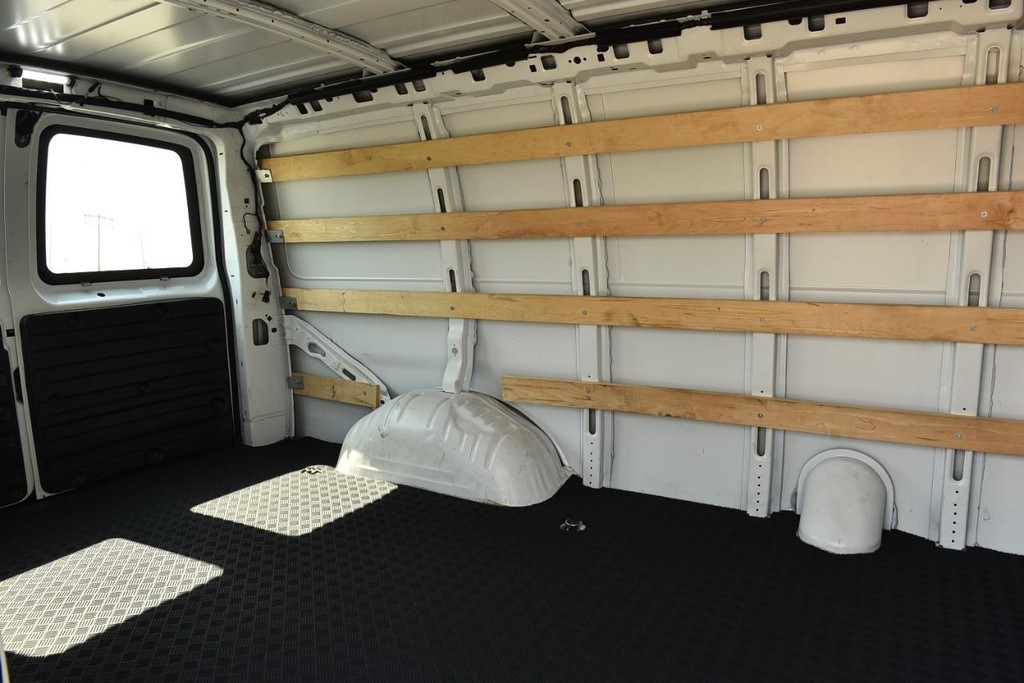 GMC Savana Cargo Van Vehicle Full-screen Gallery Image 18