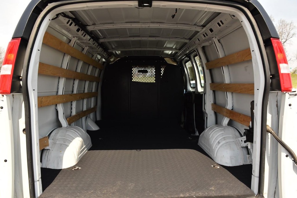 GMC Savana Cargo Van Vehicle Full-screen Gallery Image 19