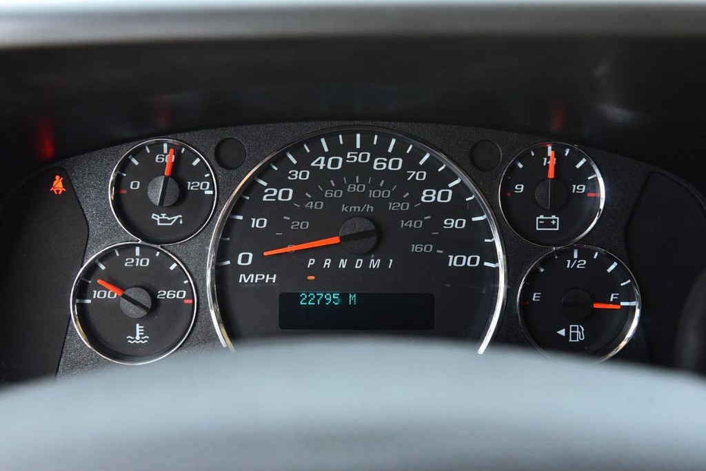 GMC Savana Cargo Van Vehicle Full-screen Gallery Image 21