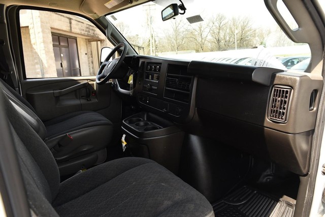 GMC Savana Cargo Van Vehicle Image 08
