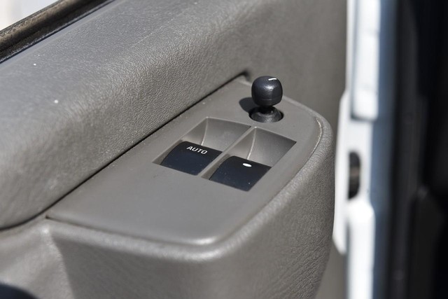 GMC Savana Cargo Van Vehicle Image 09