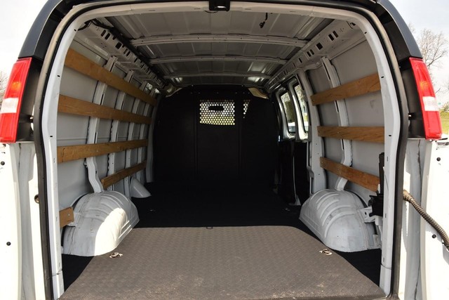 GMC Savana Cargo Van Vehicle Image 19