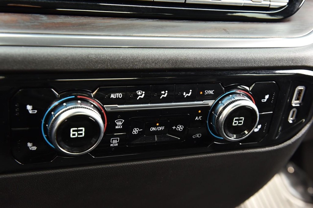 GMC Sierra 1500 Vehicle Full-screen Gallery Image 16